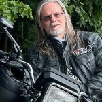 Lu Sucht Rother Mitfahrer